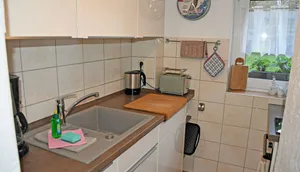 Vollausgestattete Küche mit Herd, Backofen und Kaffeemaschine