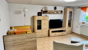 Wohnzimmer mit Essecke und Esstisch