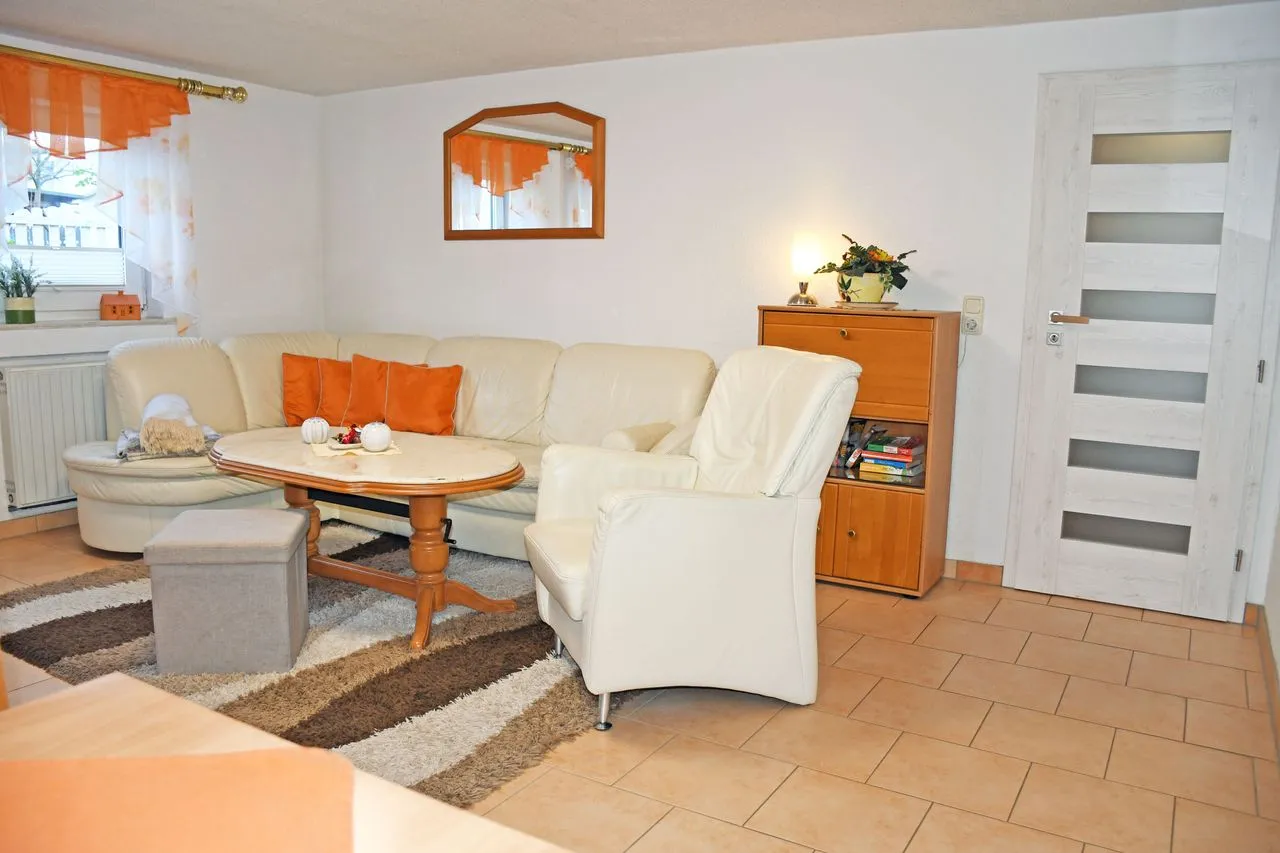 Wohnzimmer mit Couchgarnitur und Flachbild-TV